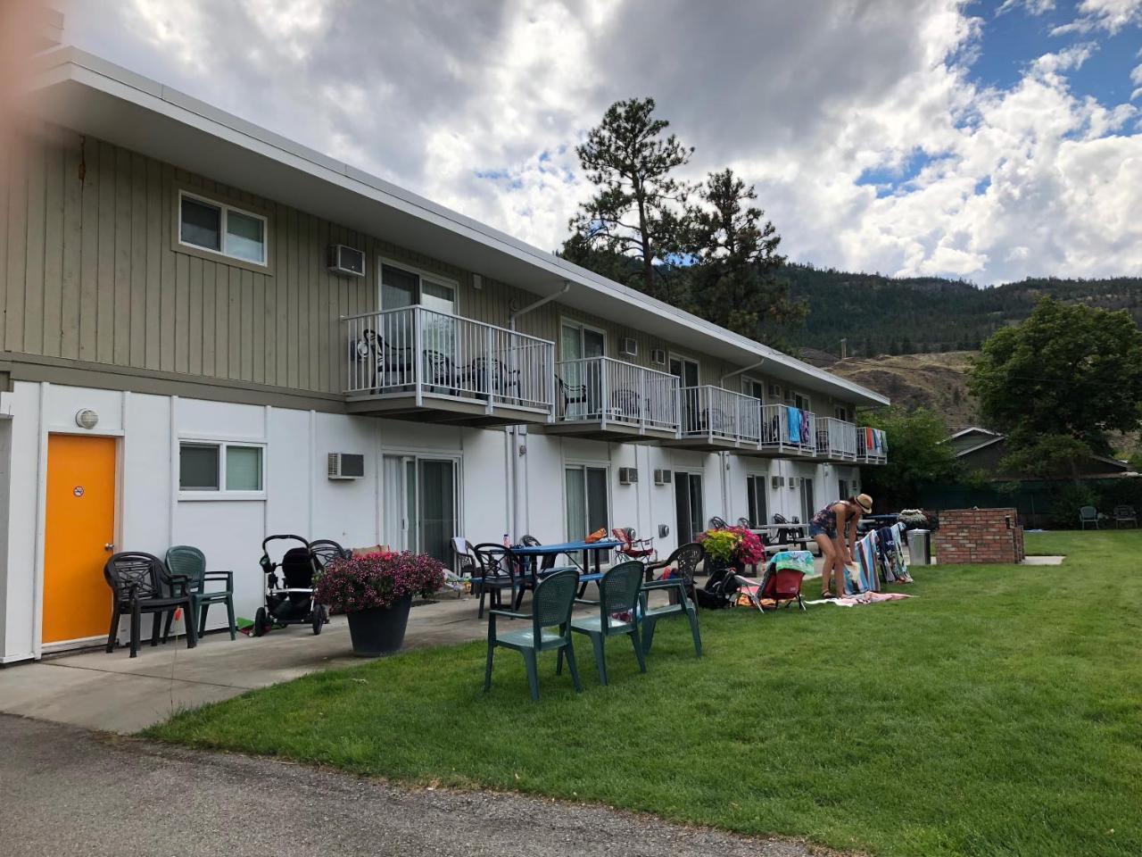 HOLIDAY BEACH RESORT MOTEL | ⋆⋆ | OKANAGAN FALLS, CANADA | SEASON DEALS  FROM $93